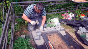 Укладка периметра из гранитной брусчатки вокруг цветника