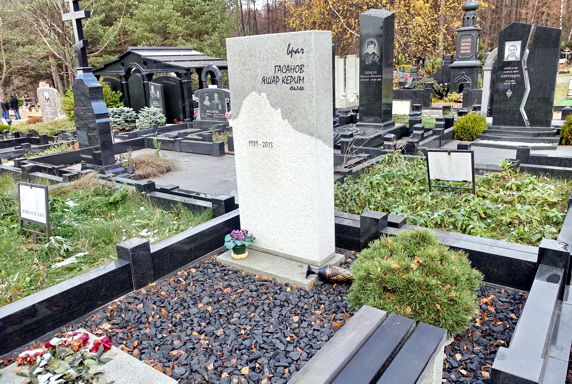 Серо-белый памятник на одного покойного